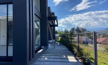 CASA DE LUJO CON PISCINA, CHALLUABAMBA