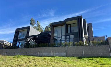 CASA DE LUJO CON PISCINA, CHALLUABAMBA