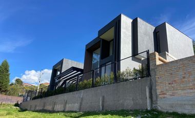 CASA DE LUJO CON PISCINA, CHALLUABAMBA
