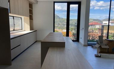 CASA DE LUJO CON PISCINA, CHALLUABAMBA