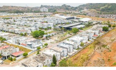 Casa en AMPLIA en Brisas del Golf, PH Victoria Paseo del Norte 5 HAB.