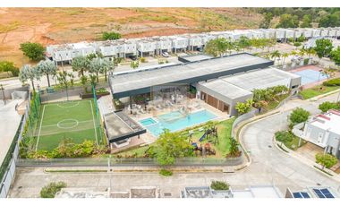 Casa en AMPLIA en Brisas del Golf, PH Victoria Paseo del Norte 5 HAB.