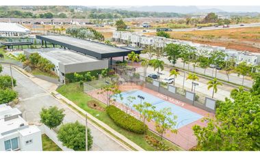 Casa en AMPLIA en Brisas del Golf, PH Victoria Paseo del Norte 5 HAB.