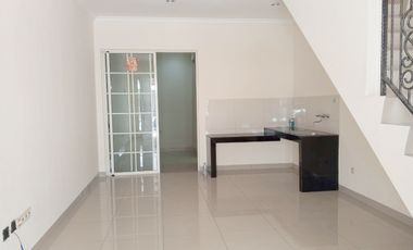 Disewakan Rumah Green Lake City West Europe 4x15m,2lt,Harga Rp.50jt/th