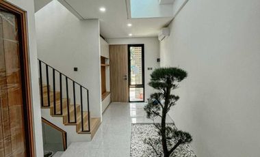 RUMAH SELANGKAH KE PINTU TOL LOKASI STRATEGIS PRBTSAN JKT-DPK FASILITAS RMH KOMPLIT