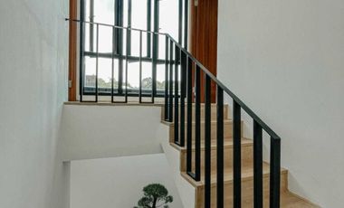 RUMAH SELANGKAH KE PINTU TOL LOKASI STRATEGIS PRBTSAN JKT-DPK FASILITAS RMH KOMPLIT