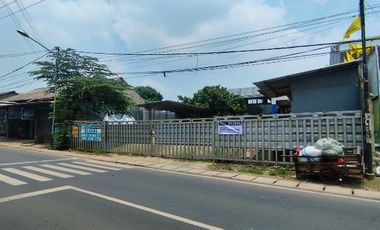 Pinggir jalan H Djole pasar bantar gebang bekasi