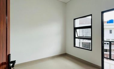 Rumah Tingkat Elegan, Siap Huni, Bangunan Baru Full Renov, Strategis