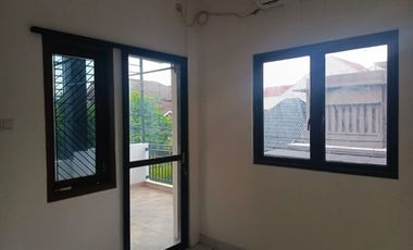 Rumah Semi Furnish 2 1/2 lantai di Cluster Mutiara Baru Bks