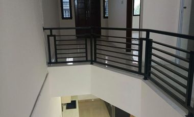 Rumah Semi Furnish 2 1/2 lantai di Cluster Mutiara Baru Bks