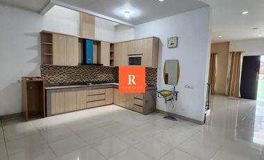 Disewakan Rumah di Pluit 3 Lantai