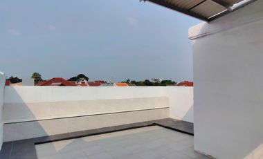 Rumah Baru Cantik dalam komplek pondok kelapa jaktim