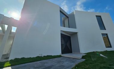 Expectacular casa, ubicada en la zona sur de la Ciudad de Manta