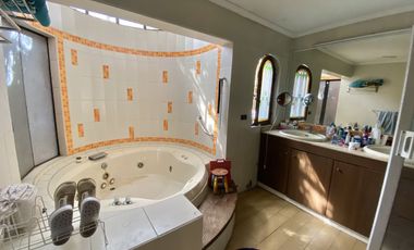 Casa amplia 6D 5B + habitación tipo depto. con entrada independiente