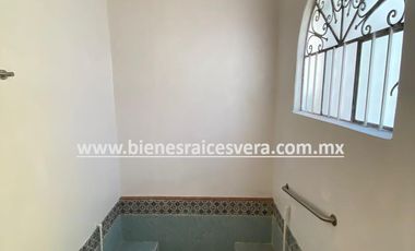 CASA EN RENTA EN TEQUISQUIAPAN EN FRACC. MANANTIALES DEL PRADO. Eugenia.