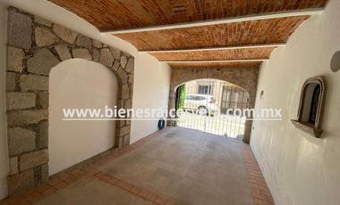 CASA EN RENTA EN TEQUISQUIAPAN EN FRACC. MANANTIALES DEL PRADO. Eugenia.