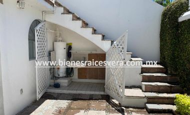 CASA EN RENTA EN TEQUISQUIAPAN EN FRACC. MANANTIALES DEL PRADO. Eugenia.