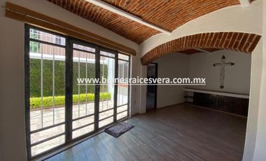 CASA EN RENTA EN TEQUISQUIAPAN EN FRACC. MANANTIALES DEL PRADO. Eugenia.