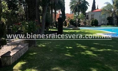 CASA EN RENTA EN TEQUISQUIAPAN EN FRACC. MANANTIALES DEL PRADO. Eugenia.