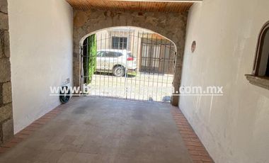 CASA EN RENTA EN TEQUISQUIAPAN EN FRACC. MANANTIALES DEL PRADO. Eugenia.