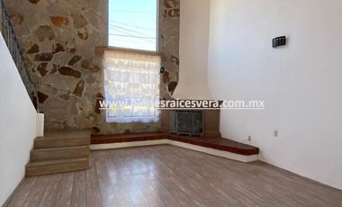 CASA EN RENTA EN TEQUISQUIAPAN EN FRACC. MANANTIALES DEL PRADO. Eugenia.