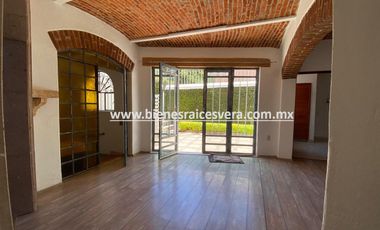 CASA EN RENTA EN TEQUISQUIAPAN EN FRACC. MANANTIALES DEL PRADO. Eugenia.