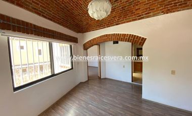 CASA EN RENTA EN TEQUISQUIAPAN EN FRACC. MANANTIALES DEL PRADO. Eugenia.