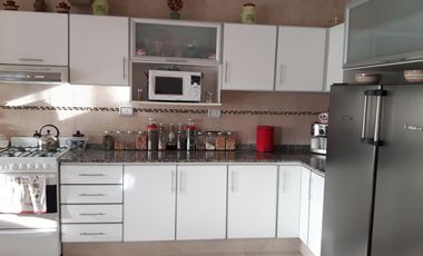 CASA 5 AMBIENTES VENTA EN Islandia  3779 (REMEDIOS DE ESCALADA)