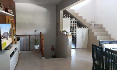 CASA 5 AMBIENTES VENTA EN Islandia  3779 (REMEDIOS DE ESCALADA)