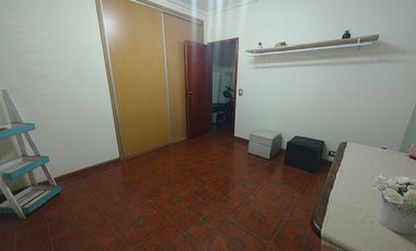 CASA 5 AMBIENTES VENTA EN Islandia  3779 (REMEDIOS DE ESCALADA)