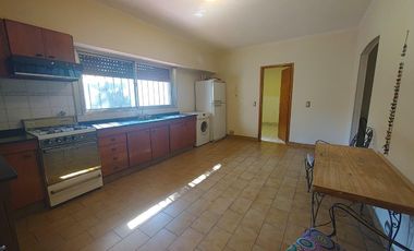 CASA 5 AMBIENTES VENTA EN Islandia  3779 (REMEDIOS DE ESCALADA)