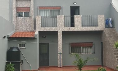 CASA 5 AMBIENTES VENTA EN Islandia  3779 (REMEDIOS DE ESCALADA)