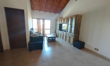 CASA 5 AMBIENTES VENTA EN Islandia  3779 (REMEDIOS DE ESCALADA)