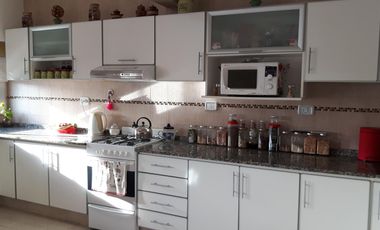 CASA 5 AMBIENTES VENTA EN Islandia  3779 (REMEDIOS DE ESCALADA)