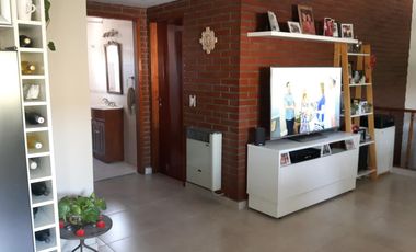 CASA 5 AMBIENTES VENTA EN Islandia  3779 (REMEDIOS DE ESCALADA)