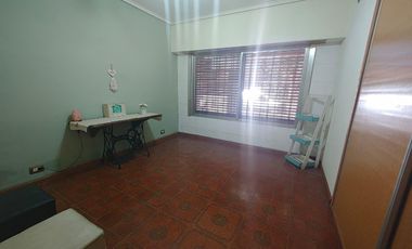 CASA 5 AMBIENTES VENTA EN Islandia  3779 (REMEDIOS DE ESCALADA)