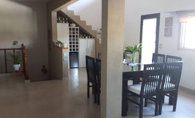 CASA 5 AMBIENTES VENTA EN Islandia  3779 (REMEDIOS DE ESCALADA)