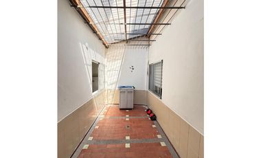 VENTA  AMPLIA CASA MULTIFAMILIAR EN PRIMER PISO EN SIMON BOLIVAR