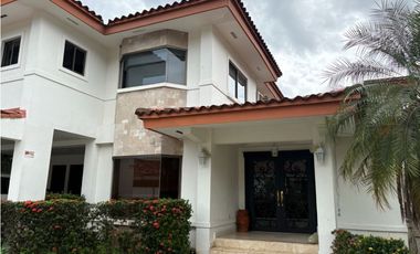 SE ALQUILA CASA ESPECTACULAR EN ALBROOK