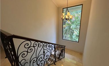 SE ALQUILA CASA ESPECTACULAR EN ALBROOK