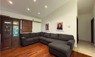 SE ALQUILA CASA ESPECTACULAR EN ALBROOK