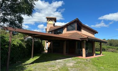 CHALET DE HERMOSO Y CALIDO DISEÑO