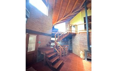 CHALET DE HERMOSO Y CALIDO DISEÑO