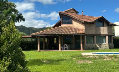 CHALET DE HERMOSO Y CALIDO DISEÑO