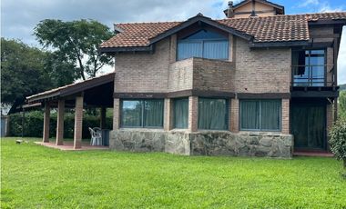 CHALET DE HERMOSO Y CALIDO DISEÑO