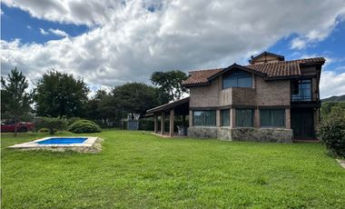 CHALET DE HERMOSO Y CALIDO DISEÑO