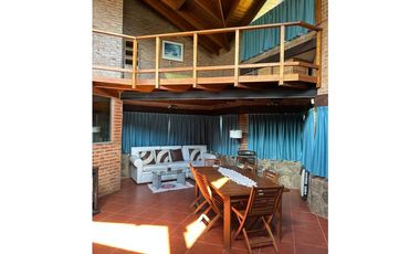 CHALET DE HERMOSO Y CALIDO DISEÑO