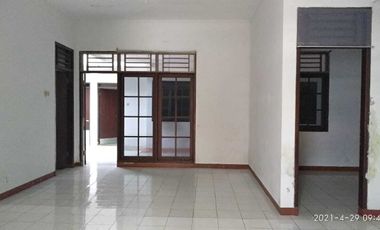 Rumah disewakan jl Pinus Solo Baru dekat GOR Pendawa
