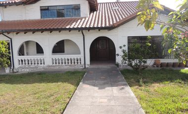 VENTA DE CASA EN CALDERON CON PISCINA
