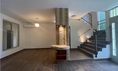 ALQUILO CASA 3 NIVELES CON TICO, EN CLAYTON, EMBASSY GARDENS JP